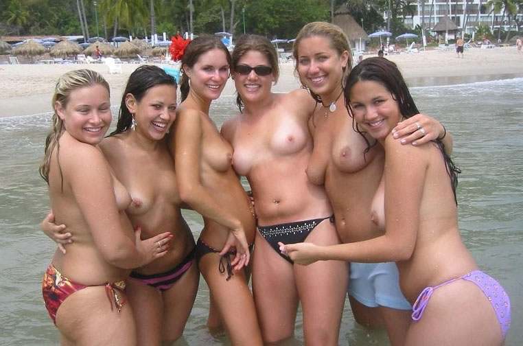 группа голых девушек нудисток на пляже