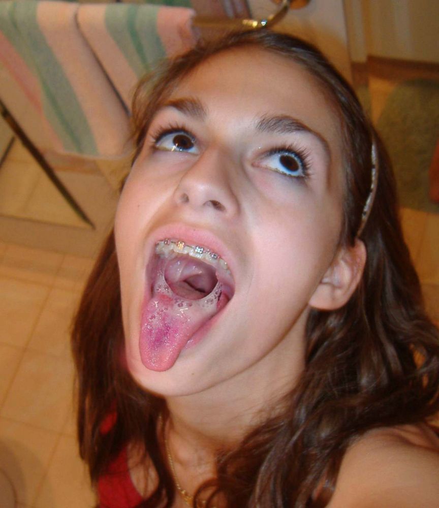 девушке кончили спермой на длинный язык