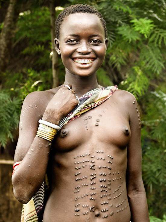 улыбчивая африканка дочь вождя