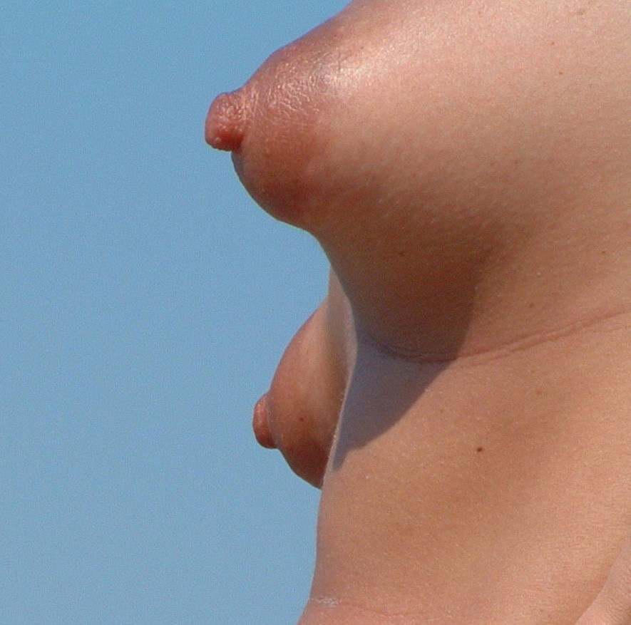Маленькая острая грудь в порно фото