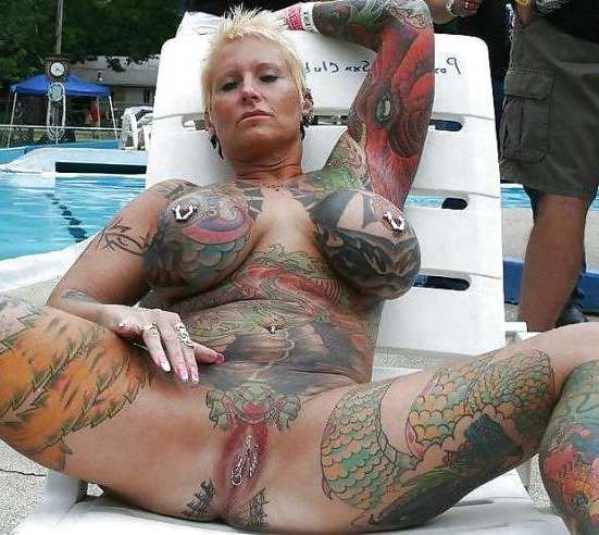 зрелая баба вся в татуировках голая