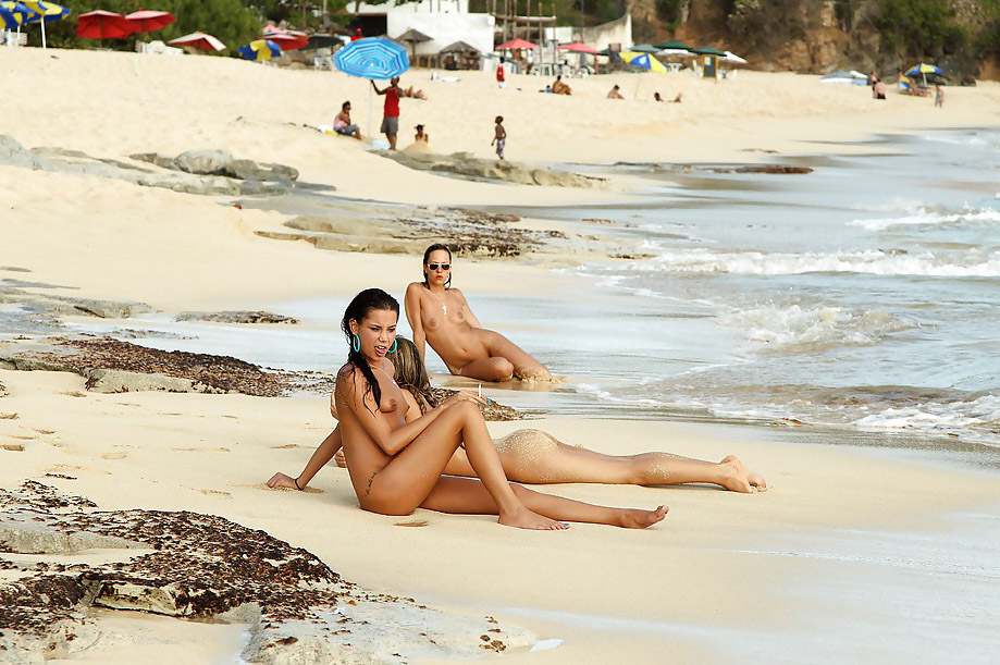 девушки загорают голышом на берегу