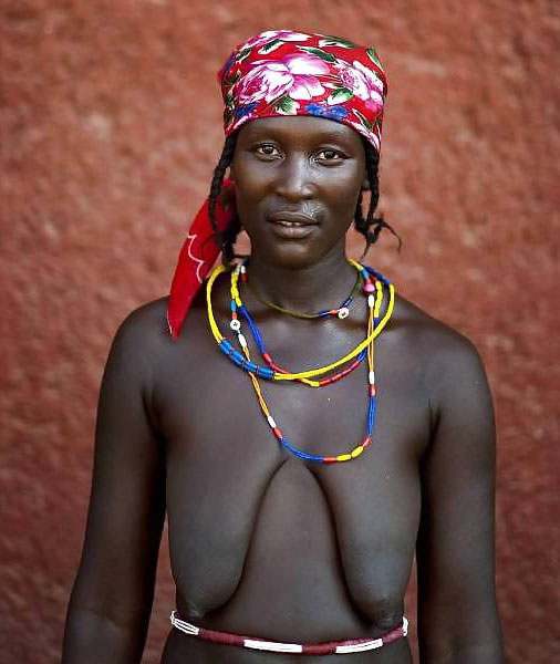 африканская женщина с висячими сиськами
